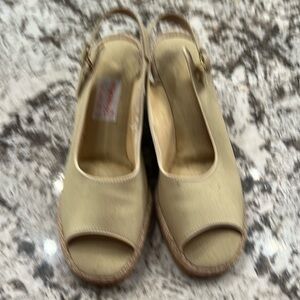 Tan Browsabouts A product of Oomphies, INC Made in the USA 🇺🇸 8 1/2M